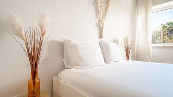 3 bedrooms, desk, iron/ironing board, internet