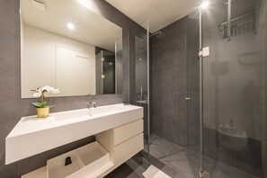 Douche, sèche-cheveux, serviettes fournies