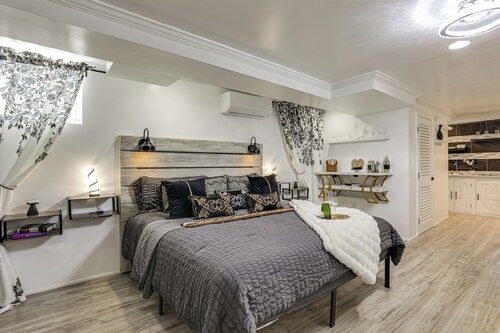 Oasis Hideaway Apt w/ Rainforest Shower!