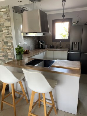 Fridge, microwave, oven, stovetop - Seaside house with pool (Saint-Cyr-sur-Mer)