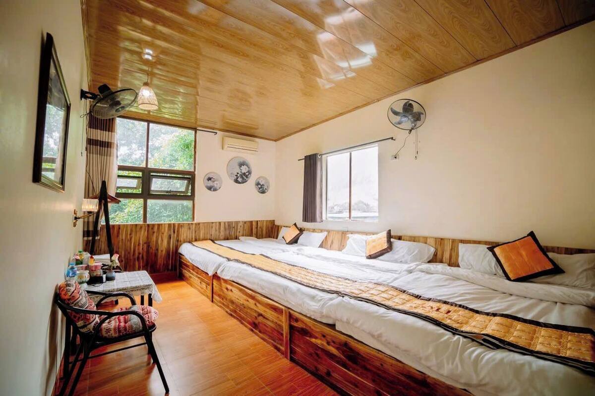 Une pièce avec un grand lit, un bureau et une chaise.