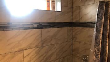 Secadora de cabello, toallas, jabón, papel de baño