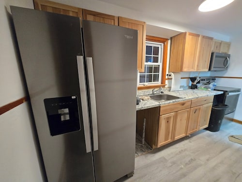 Cozy newly renovated unit in a delightful hilltop with  AC  near Hospital