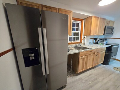 Cozy newly renovated unit in a delightful hilltop with  AC  near Hospital