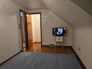 Interior - Cozy newly renovated unit in a delightful hilltop  near Hospital and Amenities  (Johnstown)