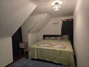 Room - Cozy newly renovated unit in a delightful hilltop  near Hospital and Amenities  (Johnstown)