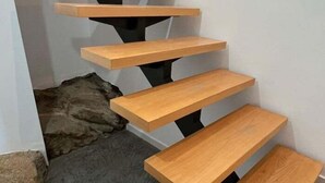A staircase with wooden steps and black metal supports. - Beautiful house with a swimming pool and views in Roses AV/33 (Roses)