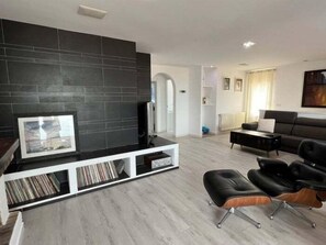 TV - Beautiful house with a swimming pool and views in Roses AV/33 (Roses)
