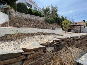 Property grounds - Beautiful house with a swimming pool and views in Roses AV/33 (Roses)