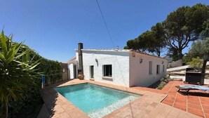 A house with a swimming pool, a patio, and a garden. - Beautiful house with a swimming pool and views in Roses AV/33 (Roses)