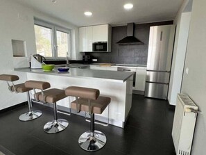 Fridge, microwave, oven, dishwasher - Beautiful house with a swimming pool and views in Roses AV/33 (Roses)