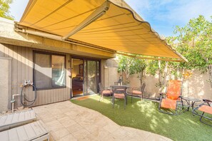 Outdoor dining - 2 Mi to Dtwn! Snowbird Gem w/ Pool in Palm Springs (Palm Springs)