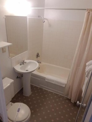 Single Room | Bathroom - The John Day Motel (John Day)