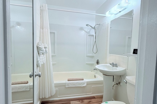 Double Room | Bathroom | Combined shower/tub, towels, soap, shampoo