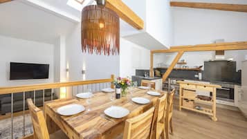 Perheullakkohuoneisto, vuoristonäköala | Ruokailu