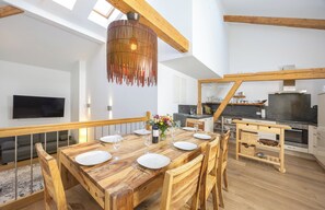 Perheullakkohuoneisto, vuoristonäköala | Ruokailu