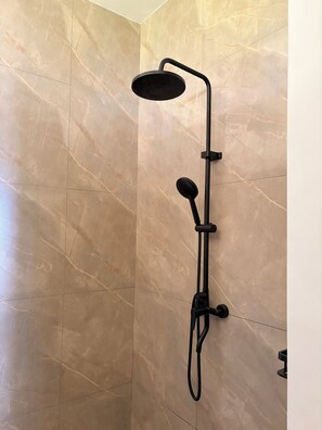 Douche, sèche-cheveux, serviettes fournies, savon