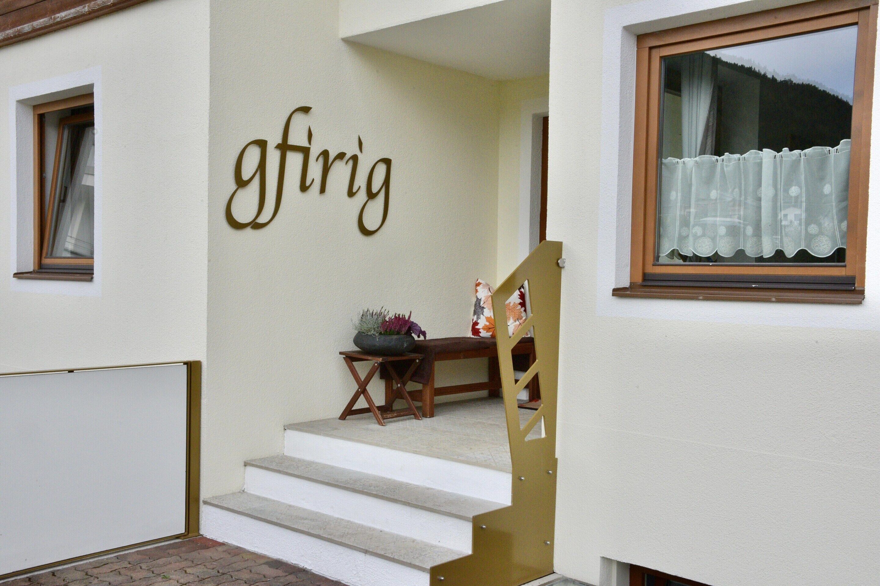 Una escalera que conduce a una habitación con un letrero que dice 'gfirig' en la pared.