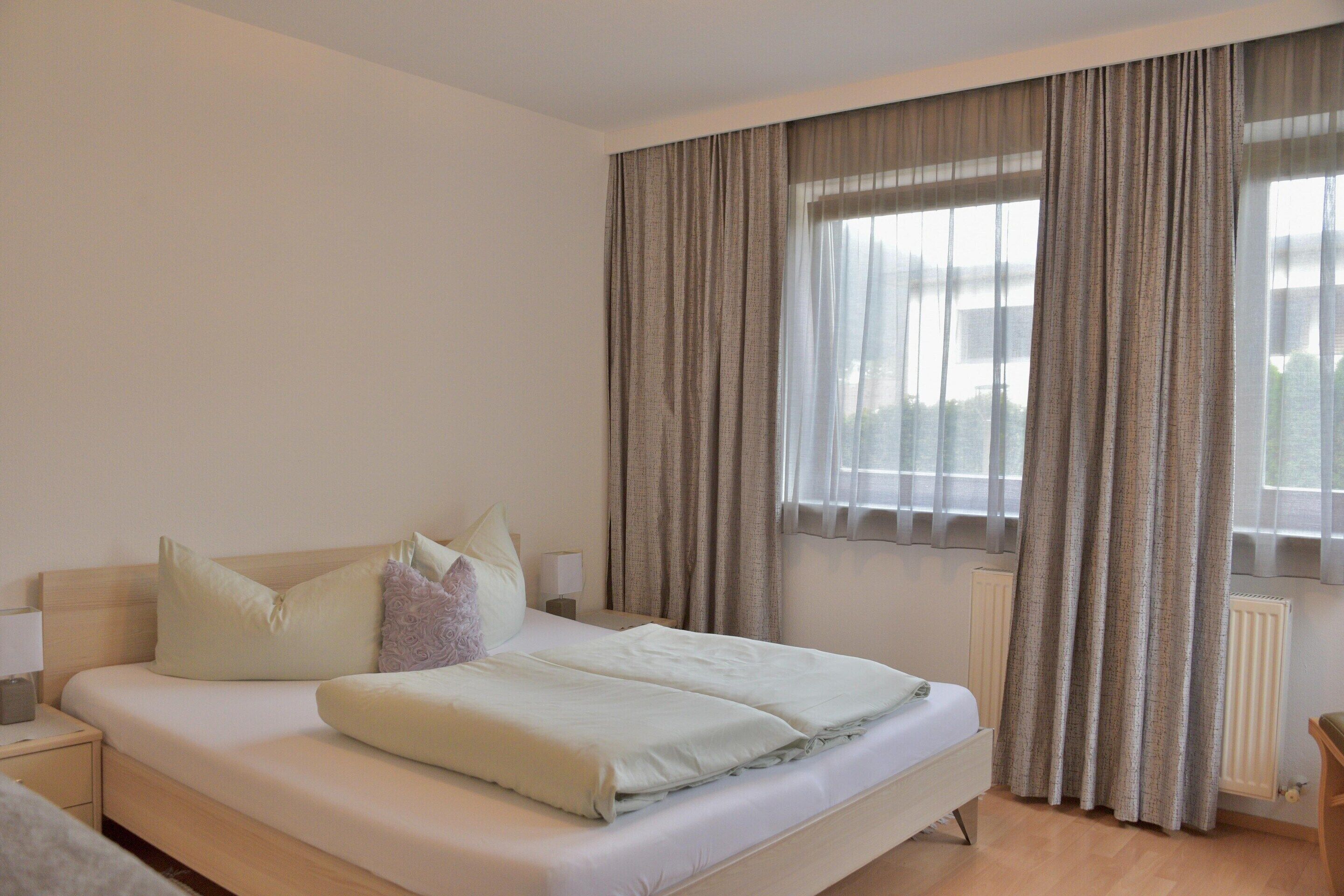 Apartamento clássico, 2 quartos | 4 quartos, individualmente mobiliados, roupa de cama
