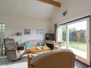 Classic Villa, 4 Bedrooms | Living room - Villa in Julianadorp Near Sandy Beach (Julianadorp)