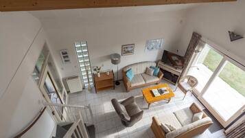 Classic Villa, 4 Bedrooms | Living room