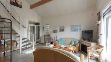 Classic Villa, 4 Bedrooms | Living room