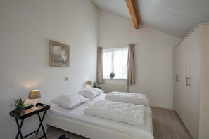 Comfort Villa, 3 Bedrooms | 7 bedrooms, individually furnished - Villa in Julianadorp Near Sandy Beach (Julianadorp)