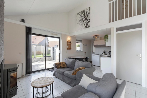 Comfort House, 3 Bedrooms | Living room | Fireplace