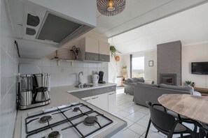 Refrigerador, microondas, placa de cocina, cafetera/tetera