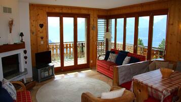 Classic Apartment, 3 Bedrooms | Living room