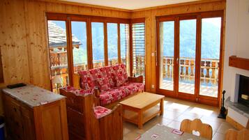 Comfort Apartment, 2 Bedrooms | Living room