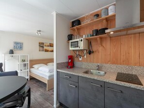 Classic Mobile Home, 1 Bedroom | Private kitchen - Holiday Home Near Dutch Beach With Pool (Sint Maartensvlotbrug)