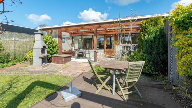 A modern house with a patio, outdoor seating, and a chimney. - Wildrijk 152 Holiday Home in Sint Maartenszee (Sint Maartensvlotbrug)