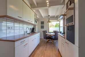Kühlschrank, Mikrowelle, Wasserkocher mit Kaffee-/Teezubehör