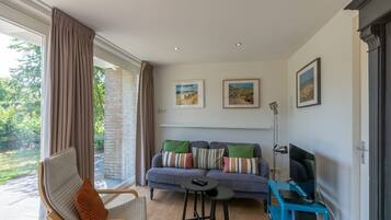 Classic House, 2 Bedrooms | Living room