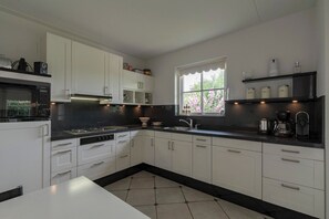 Fridge, microwave, dishwasher, coffee/tea maker - Villa in Callantsoog Near the Beach (Callantsoog)