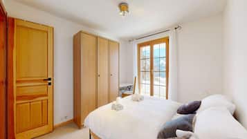 10 bedrooms, individually furnished, iron/ironing board, bed sheets