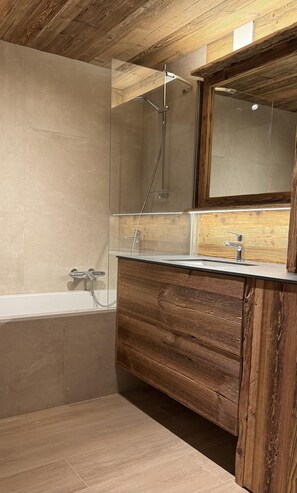 Comfort chalet, 5 slaapkamers | Badkamer | Een bad, een haardroger