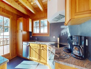 Chalet classique, 5 chambres | Cuisine privée | Réfrigérateur, four à micro-ondes, un four, lave-vaisselle