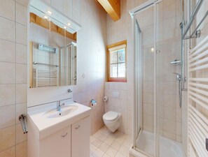 Chalet classique, 5 chambres | Salle de bain | Baignoire, séchoir à cheveux