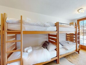 Chalet clásico, 5 habitaciones | 10 habitaciones, muebles diferentes y tabla de planchar con plancha 