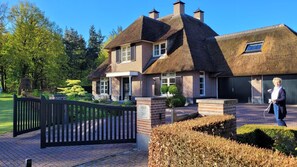 Classic Villa, 2 Bedrooms | Bahagian luar