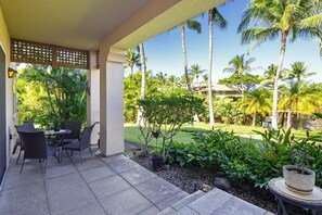 Outdoor dining - 3-bedroom townhome in charming Waikoloa Beach Resort (Waikoloa Village)