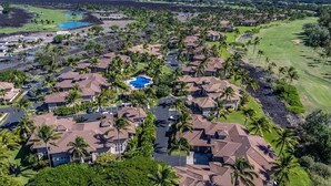 Un quartier résidentiel avec des maisons, une piscine et un terrain de golf.