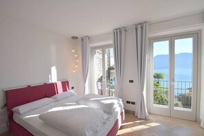 Free WiFi, bed sheets - Villa Alborella: A bright four-story villa situated on a promontory facing the lake, with Free WI-FI. (Oggebbio)