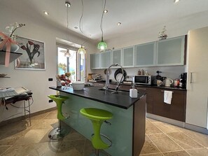 Stovetop, dishwasher, coffee/tea maker, cookware/dishes/utensils - Villa Alborella: A bright four-story villa situated on a promontory facing the lake, with Free WI-FI. (Oggebbio)