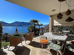 Outdoor dining - Villa Alborella: A bright four-story villa situated on a promontory facing the lake, with Free WI-FI. (Oggebbio)