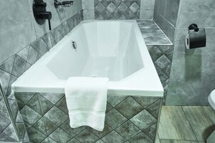 Suite estándar | Baño | Ducha, artículos de higiene personal gratuitos y secador de pelo