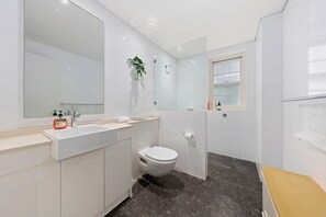 Towels, soap, shampoo, toilet paper - Harbourside 3BR Stay Near CBD & Double Bay (Darling Point)