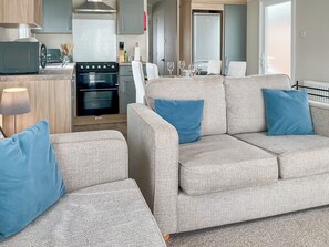 TV - 2 bedroom accommodation in Sandown (Sandown)